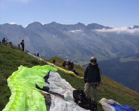 03 Marc étale son parapente sur le décollage