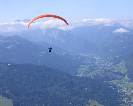 09 Jean s'éloigne au-dessus du village du Grand-Bornand, vers la vallée de Thônes.