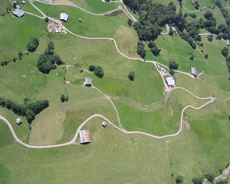 11 Des champs, des routes sinueuses et des maisons sous nos pieds.