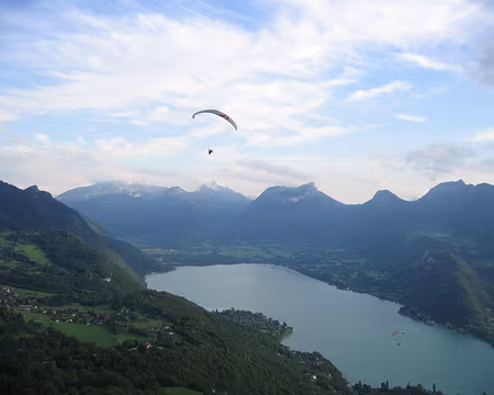 12 Le soir, un autre vol au-dessus du lac d'Annecy, à Planfait.