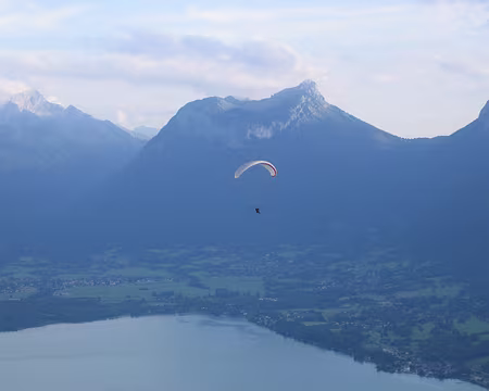 13 Patrick tient en l'air grâce à la brise qui monte du lac.