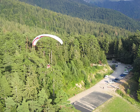 16 Patrick dans ses oeuvres au-dessus de la piste de décollage de Planfait.