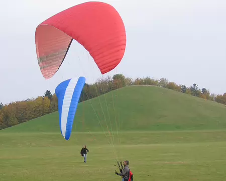 04 Gérard est sous la voile rouge.