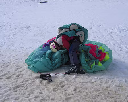 06 Une fois posé, Christophe dégage ses skis de sa voile, sous peine de l'abîmer, avant de se déplacer.