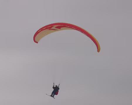 08 Eric à l'approche sous le ciel gris.
