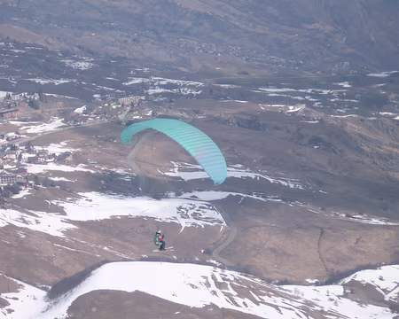 15 Il se permet même de maintenir un instant son altitude devant le décollage.