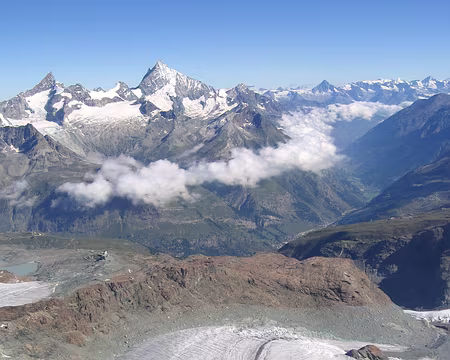 08 Derrière nous, les nuages s’élèvent le long des pentes qui sont aux soleil.