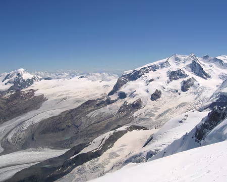 A l'Est, le Mt Rose, avec à son pied le Gornergltscher, le plus grand glacier des Alpes. A droite, la pointe Dufour à 4634m, le plus haut sommet de Suisse (et le 3e des Alpes).