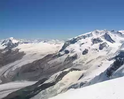 A l'Est, le Mt Rose, avec à son pied le Gornergltscher, le plus grand glacier des Alpes. A droite, la pointe Dufour à 4634m, le plus haut sommet de Suisse (et le 3e des Alpes).