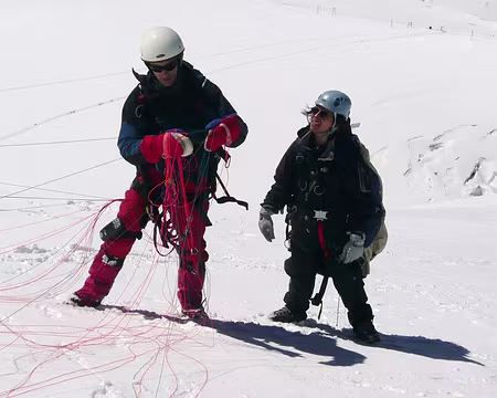 23 Démêler les suspentes avec de grosses moufles ? Façile pour Gilles !
