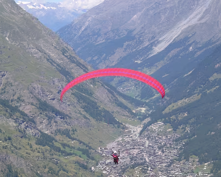 57 Malgré les 1000m de dénivelé, on vise le terrain de secours à l’entrée du village, mais l’approche y est délicate.