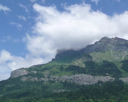 010 A gauche, on aperçoit George gratter la falaise juste sous le décollage.