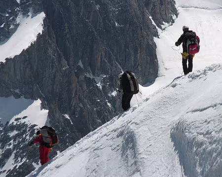 015 L'arrête est vertigineuse.