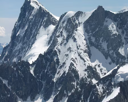 016 A gauche, la Pointe Walker (4208m).