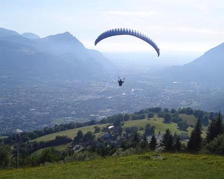 034 Décollage d'Agy au dessus de Cluses. Nous nous offrirons un interminable soaring sur la pointe de Chevran.