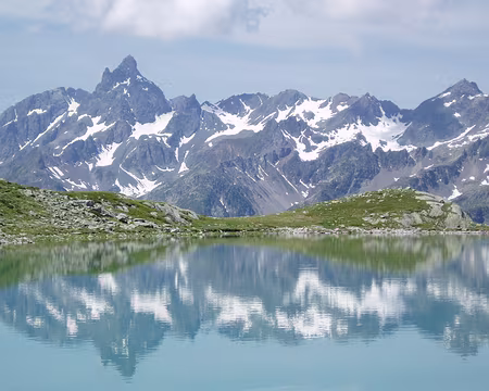 37 Le Pic de Belledonne et le lac de la Sagne.
