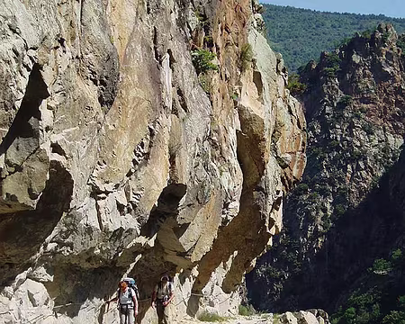07 Le chemin passe sur des vires taillées dans le rocher.