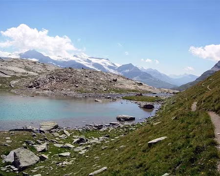 29 Le lac Blanc aux pieds du refuge du Carro