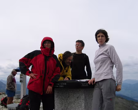 07 Laurence et Sylvie triomphantes au sommet… Heureusement, Christian est aux affaires.