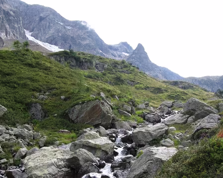 52 Un petit coup d'œil sur les Aiguilles rouges