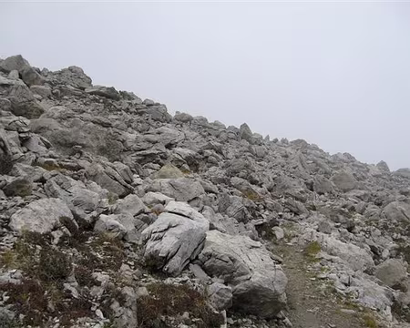 37 Eboulis et brouillard avant le Cugulet