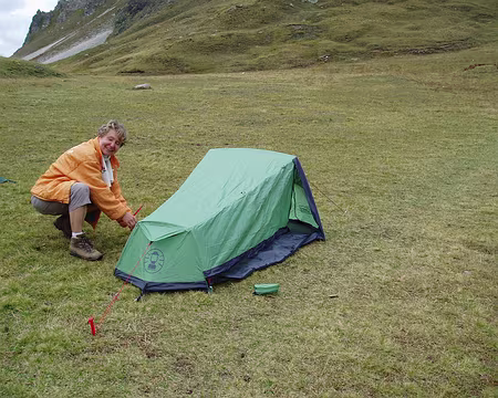 025 Monia, avec une tente (encore) toute neuve.
