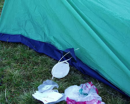 046 Attaque nocturne : la tente de Monia, détruite par des vandales, pour un fromage !