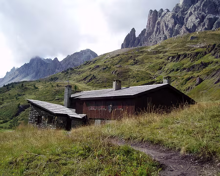054 Le refuge CAF des Drayères en haut de la vallée de Névache.