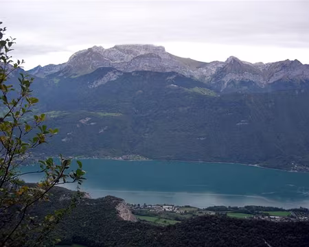 05 Vue panoramique du haut du Crêt des Boeufs, on voit encore le lac d'Annecy!