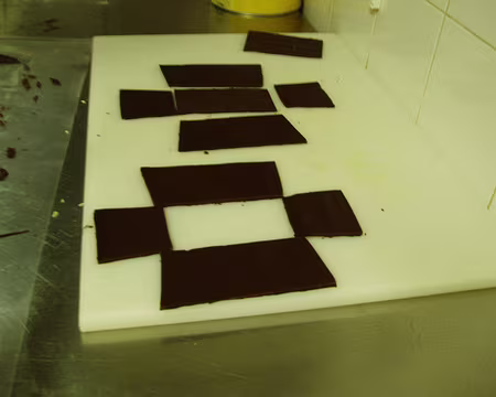 18 Découpage des morceaux de la boîte.