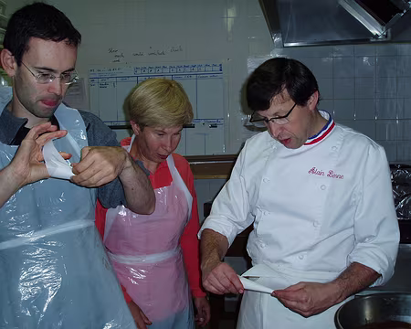 23 Suivant les consignes du maître.