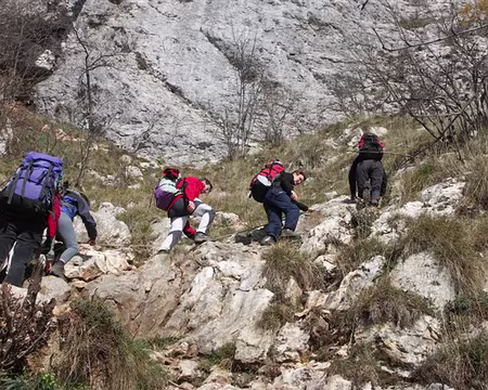 12 Tiens, vous voyez il y a même une rampe