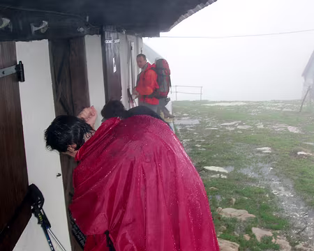 57 Un instant au sec sous une gouttière...