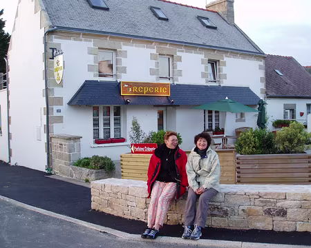 24 Sitting devant la crêperie, je me laisse difficilement convaincre ...