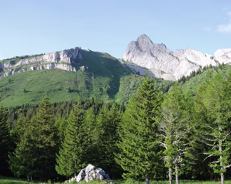 18 Au fond le Pic St-Michel.