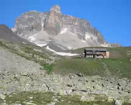 27 Le refuge du Mont Thabor (2500m) et le rocher du Cheval Blanc (3020m)