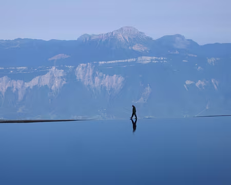 15z470 Pécheur funambule au lac du Crozet