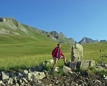 051 Pierre levée dans la montée au col des Fourches