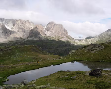 26 A gauche, le massif des Cerces