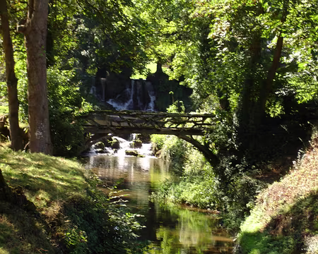 01 Petit pont de bois entre deux briocheries