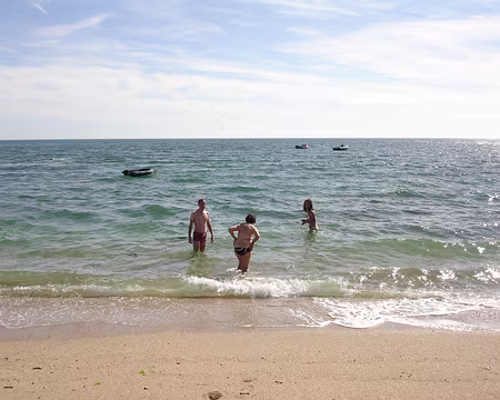 08 Fidèle à ses devoirs, l'organisateur surveille les intrépides sirènes