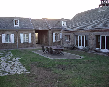 11 ...agréable, nous nous évadons dès le lendemain. Nous le regretterons amèrement!