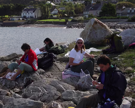 12 Malgré la gravité de la situation, je me force à afficher une...