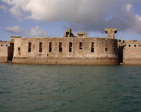 16 ...dans de sinistres geôles perdues en pleine mer...
