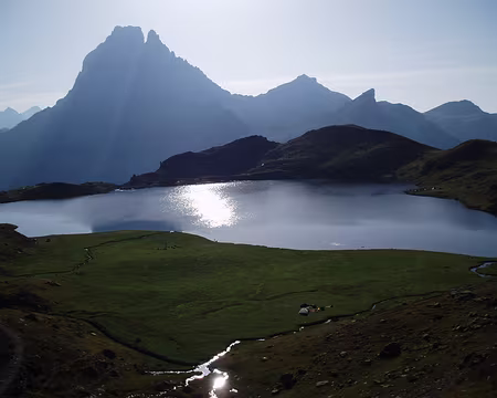 24az484 Pic du Midi d'Ossau et lac Gentau