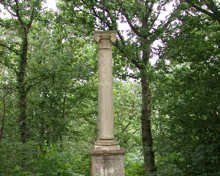 23 Croix en fer forgé sur une colonne