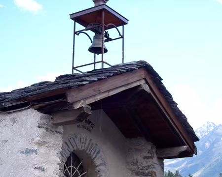 36 arrivée à Sardière, la cloche de l'école