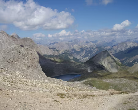 042 Le lac Sainte Anne vu depuis le col Girardin : on ne distingue pas les touristes.
