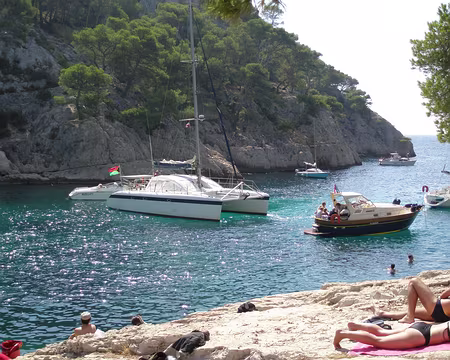 P9160109 un peu encombré la calanque...