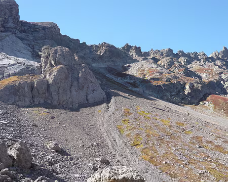 Oisans 011 Col des Grangettes, que l'on devine en haut du pierrier.